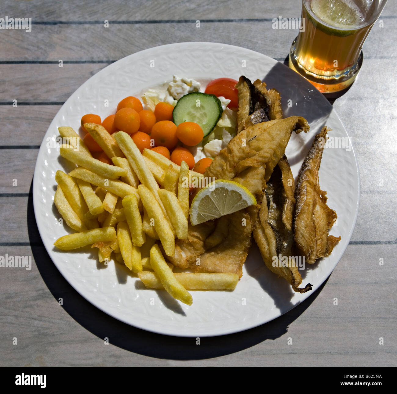 Trois types de poissons et de la puce repas sur assiette Urk Pays-Bas Banque D'Images