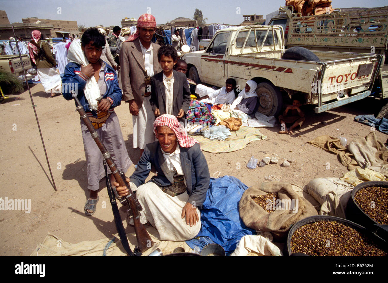 Tenant un fusil yéménite, Suk à Talah, Sadah, Yémen, au Moyen-Orient Banque D'Images