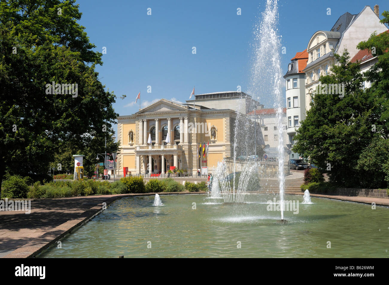Fontaine en face de l'opéra, Universitaetsring, Halle/Saale, Saxe-Anhalt, Allemagne, Europe Banque D'Images