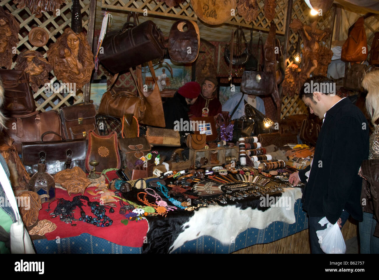 Produits en cuir fait main en vente au marché médiéval / Elche Elx, Alicante, Costa Blanca, Espagne Banque D'Images