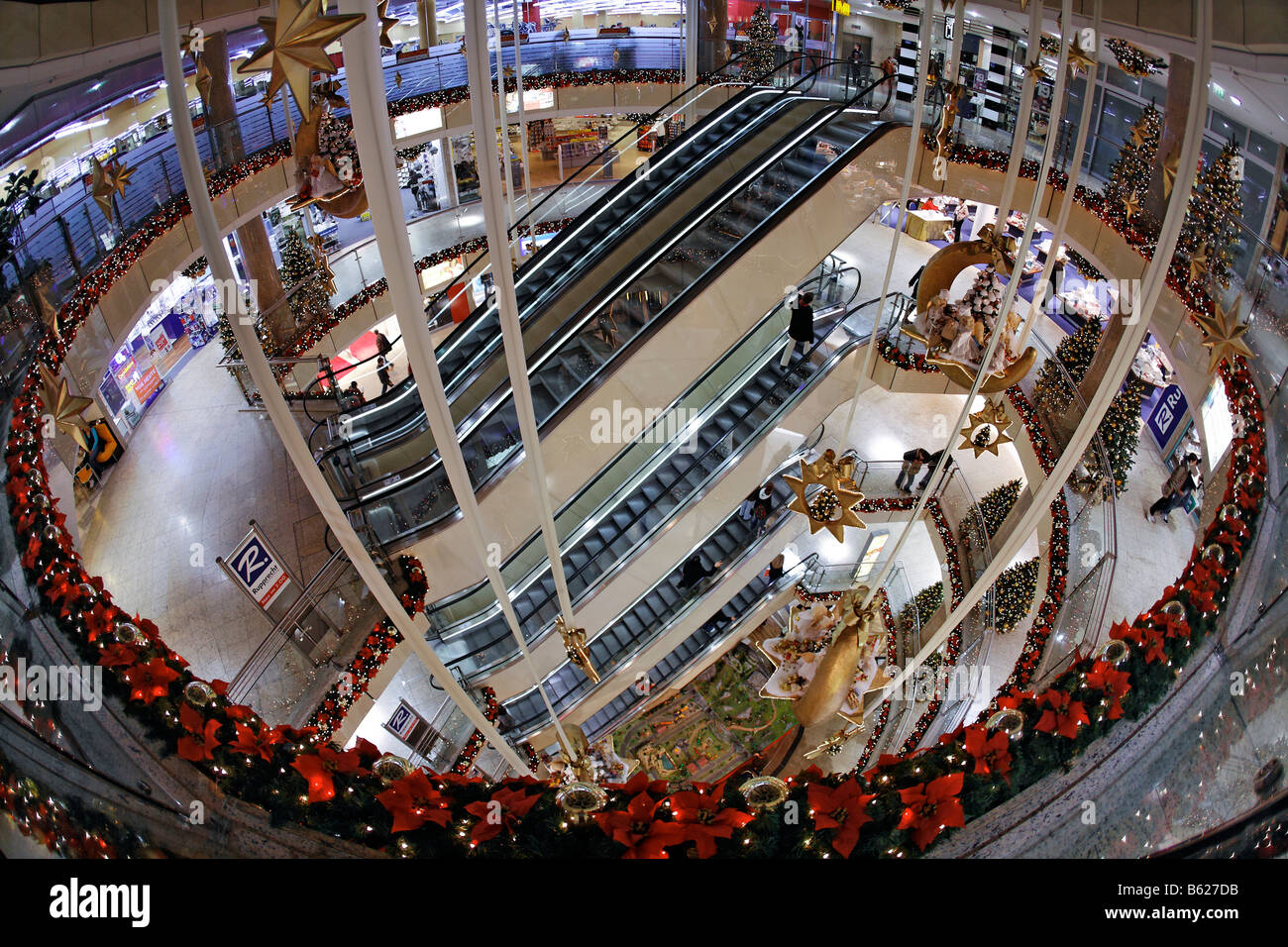 Point Ville department store, décorée pour Noël, centre commercial, escalator, Nuremberg, Middle Franconia, Bavaria, Germany Banque D'Images