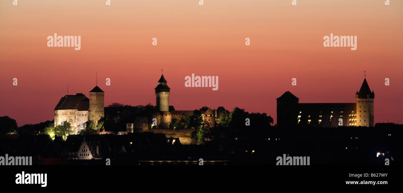 Château de Kaiserburg, panorama, pignons de la Fembohaus, anciennes écuries, maintenant une auberge de jeunesse, illuminée en rouge Banque D'Images