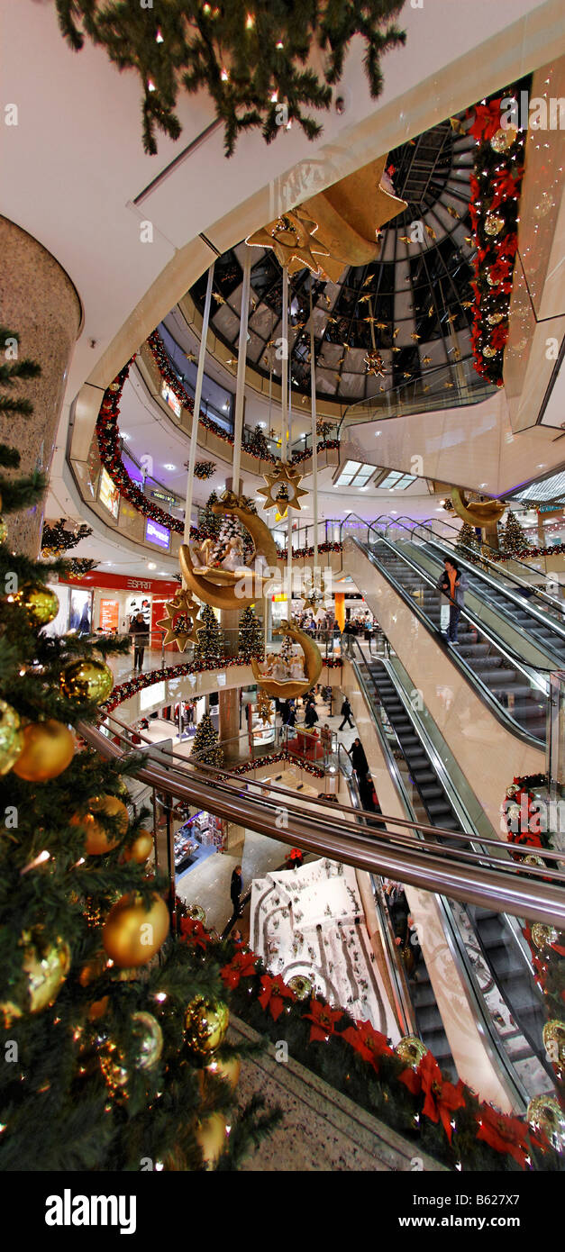 Centre commercial décoré Noël avec escalator, City Point, Nuremberg, Middle Franconia, Bavaria, Germany, Europe Banque D'Images
