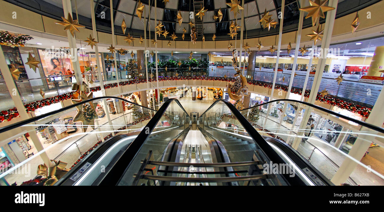 Centre commercial décoré Noël avec escalator, City Point, Nuremberg, Middle Franconia, Bavaria, Germany, Europe Banque D'Images