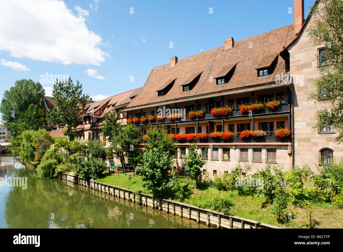 La rivière Pegnitz, maison décorée avec des fleurs dans la Heilig Geist Spital, centre-ville historique, Nuremberg, Middle Franconia, Bava Banque D'Images