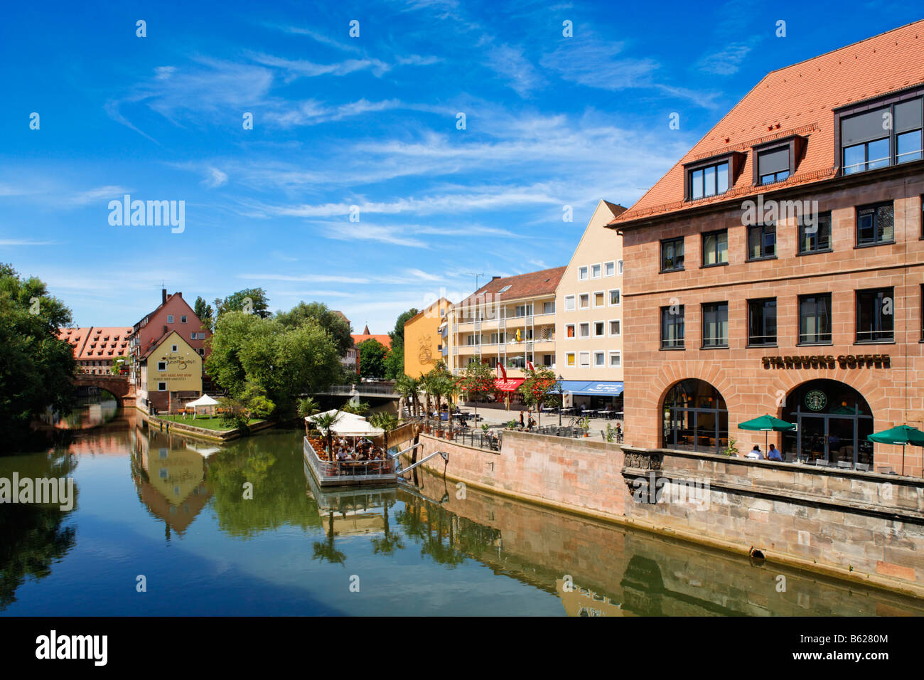 La rivière Pegnitz avec un restaurant sur pontons flottants, Troedelmarkt Island, centre-ville historique, Nuremberg, Middle Franconia, B Banque D'Images