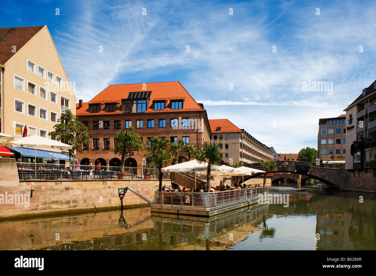 La rivière Pegnitz avec un restaurant sur pontons flottants, palmiers, Fleischerbruecke Bridge, centre-ville historique, Nuremberg, au F Banque D'Images