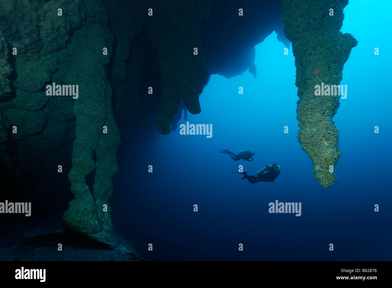 Deux plongeurs sur le Blue Hole national monument, ex-grotte avec stlactites stalgmites énorme et à une profondeur de 45m Banque D'Images