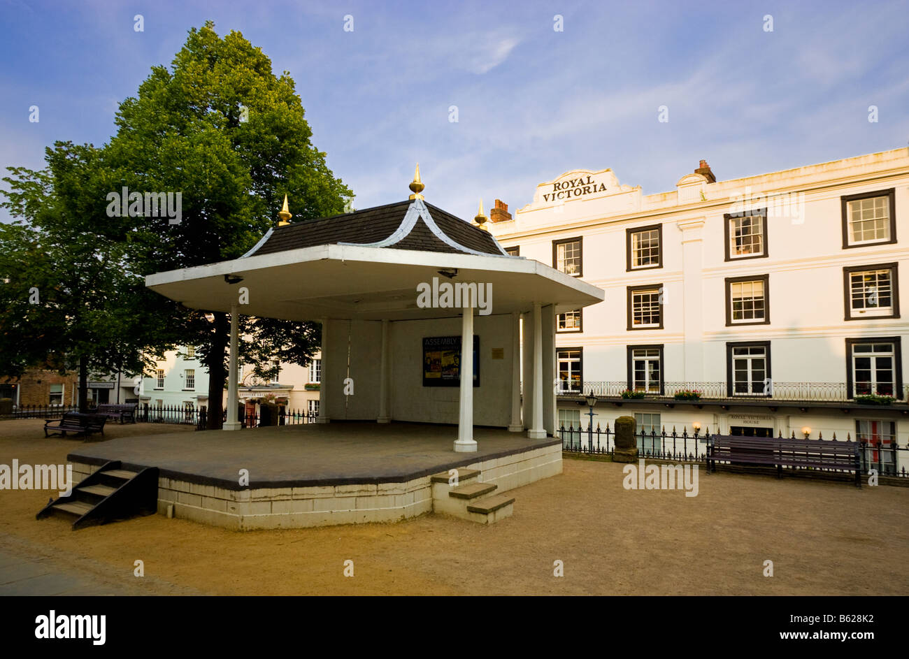 Sur le kiosque Pantiles Promenades supérieure Royal Tunbridge Wells Kent England UK Banque D'Images