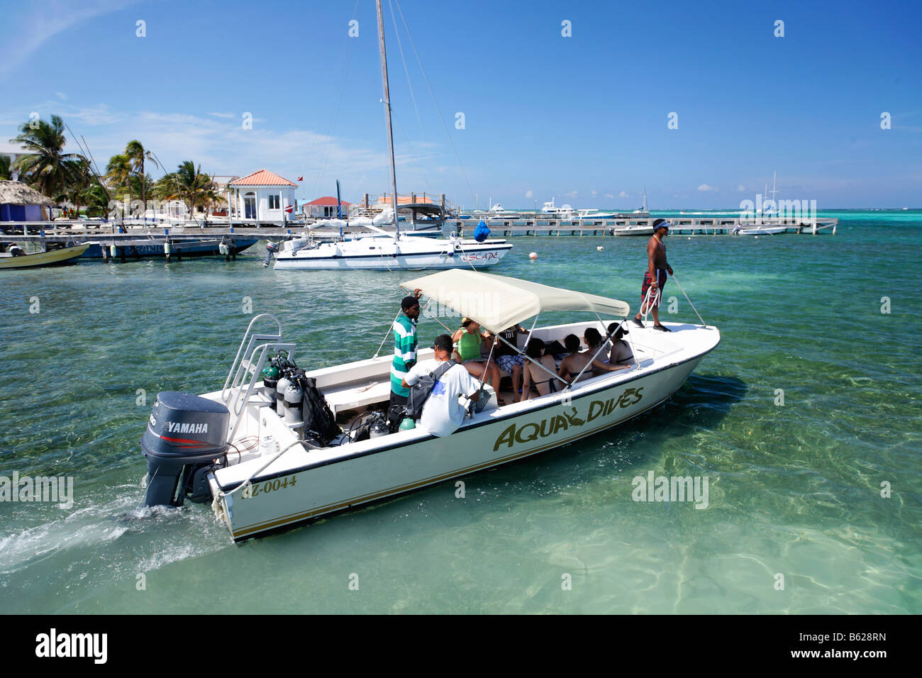 Bateau de plongée chargé avec les plongeurs sous-chefs en mer, San Pedro, Ambergris Cay Island, Belize, Amérique Centrale, Caraïbes Banque D'Images