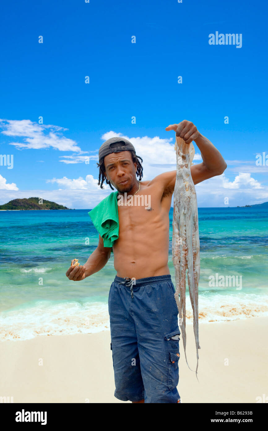Pêcheur avec octopus dans l'île de La Digue Seychelles Banque D'Images