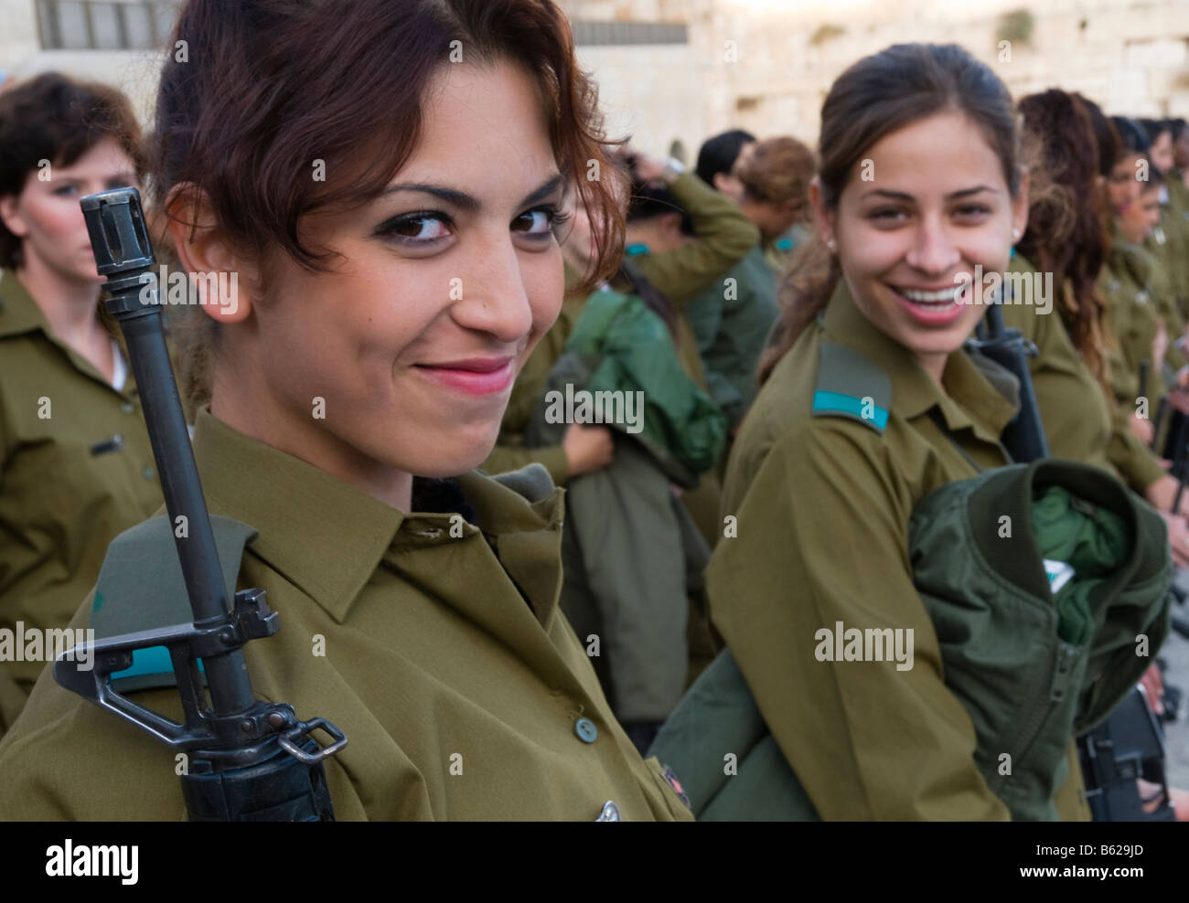 Israël Jérusalem vieille ville mur ouest serment cérémonie militaire Deux jeunes femmes soldats smiling Banque D'Images