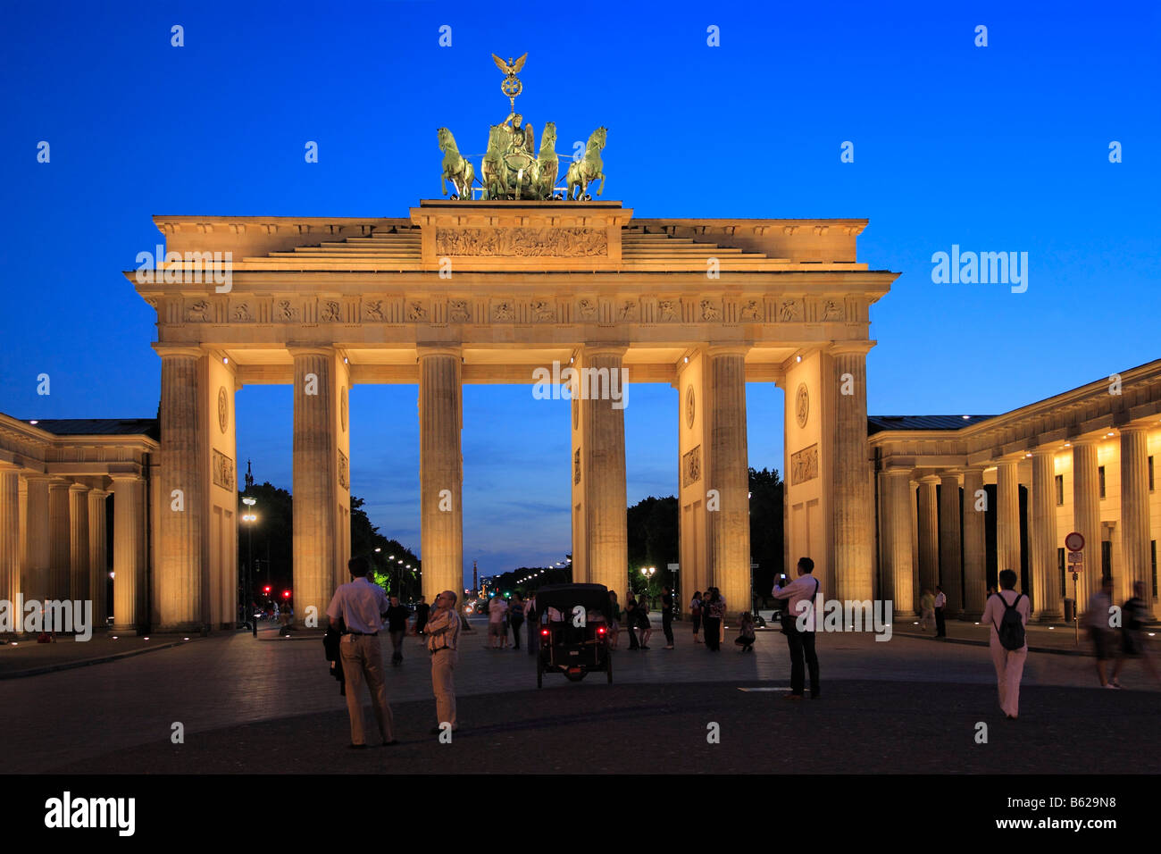 Porte de Brandebourg, éclairé, crépuscule, Pariser Square, district de Berlin-Mitte, Berlin, Germany, Europe Banque D'Images