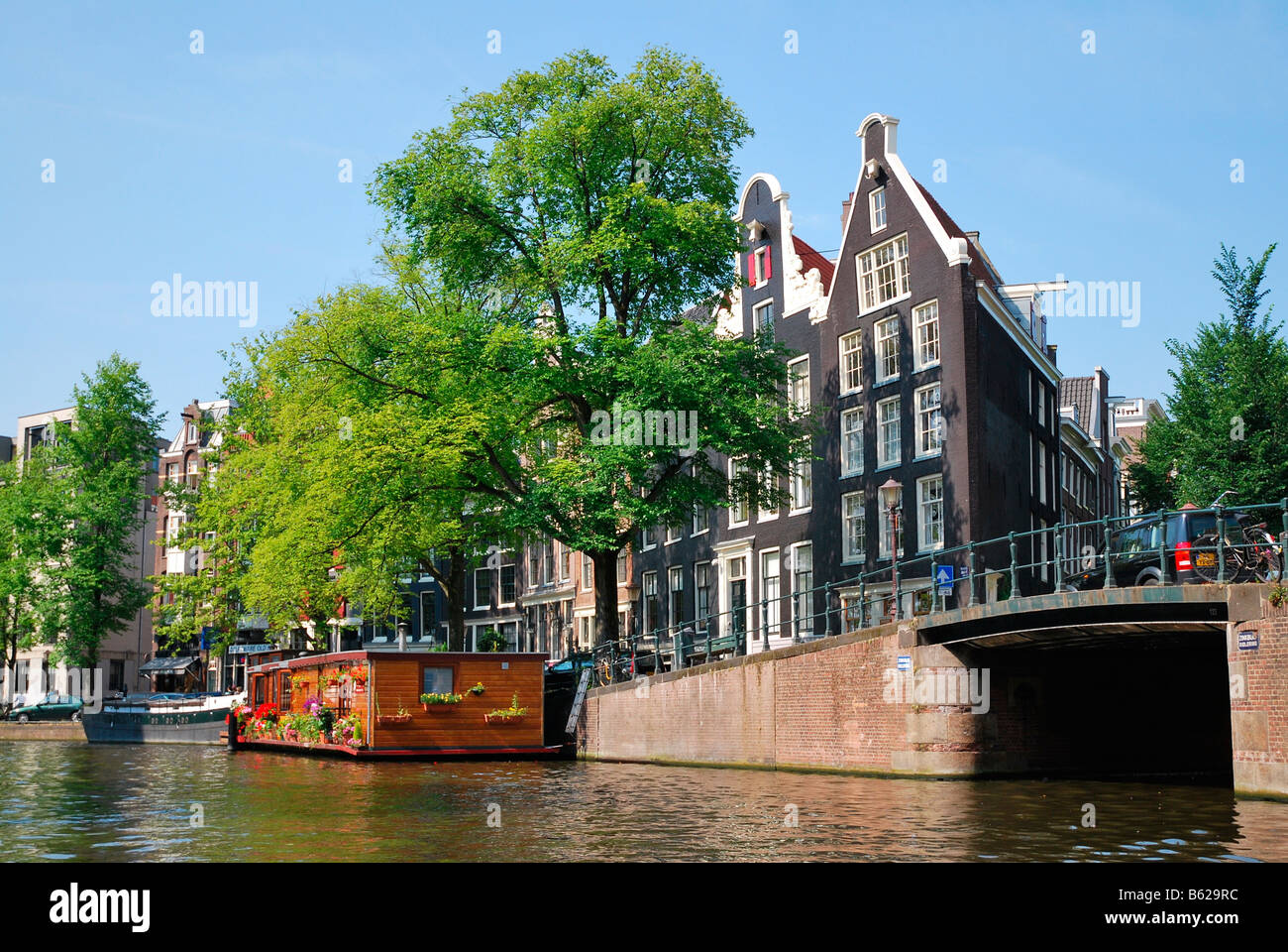 Péniche à côté d'un pont, Prinsengracht, Grachten, Amsterdam, Pays-Bas, Europe Banque D'Images