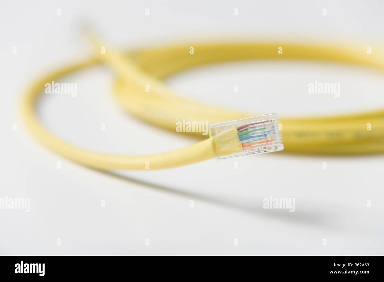 Câble réseau jaune Banque D'Images