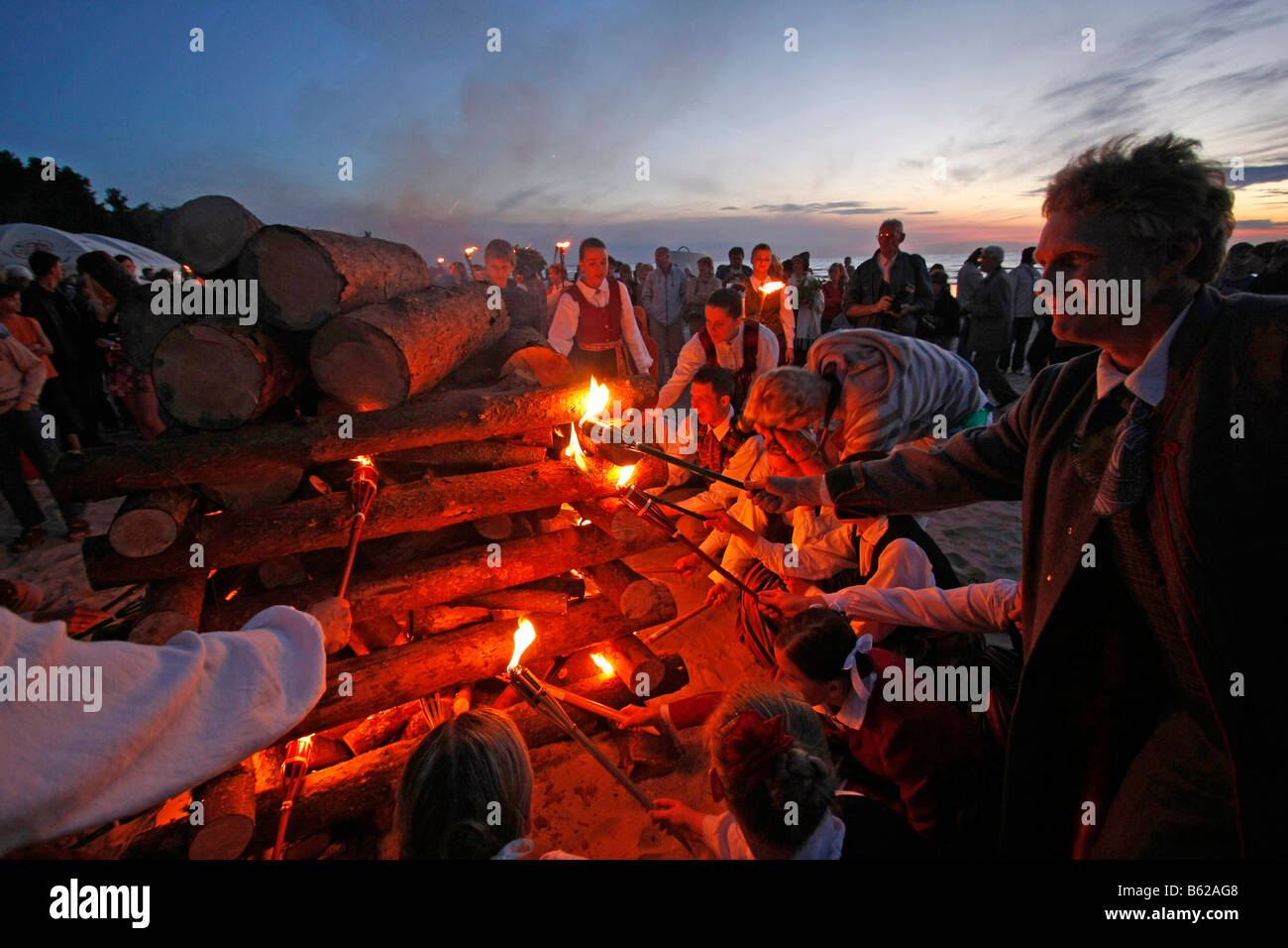 Feu de camp sur une plage de la Midsummer Festival à Jurmala, Lettonie, Pays Baltes, Europe Banque D'Images