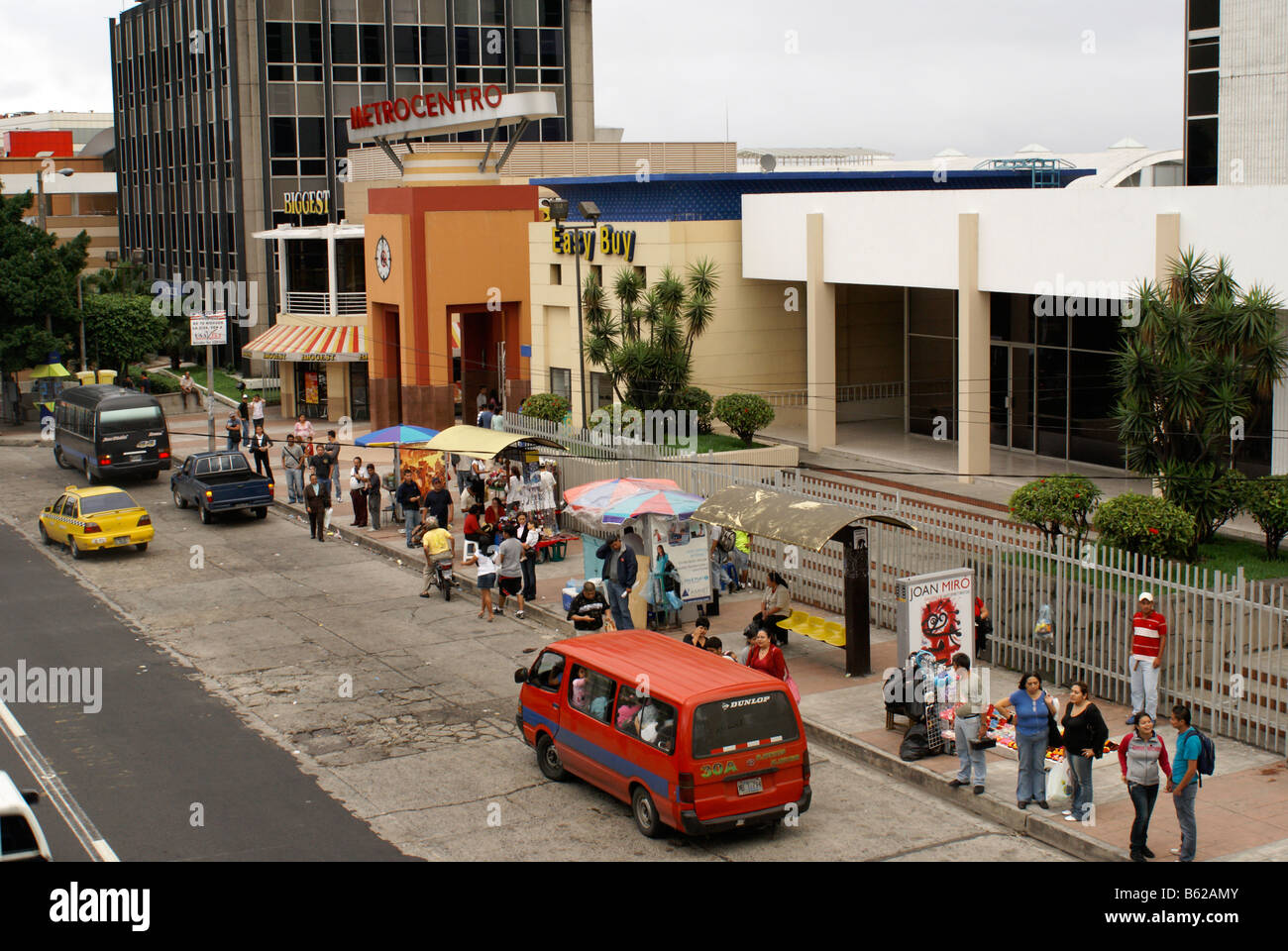 Les personnes en attente pour les autobus en face de Metrocentro, le plus grand centre commercial en Amérique centrale, San Salvador, El Salvador Banque D'Images