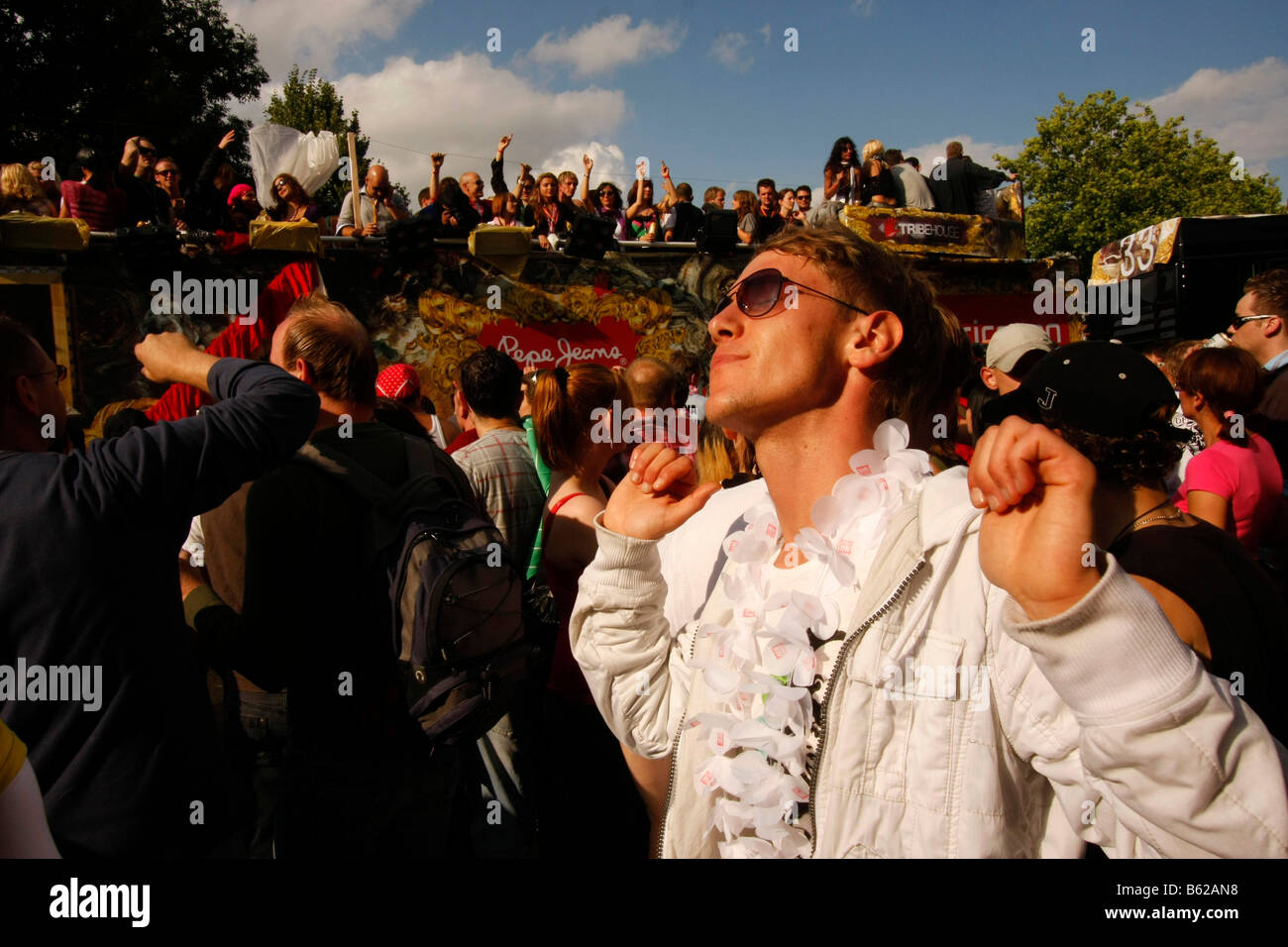 Le zonage est-out au cours de la route du ventilateur de la techno à l'amour 2008 la Love Parade à Dortmund, Rhénanie du Nord-Westphalie, Allemagne, Europe Banque D'Images