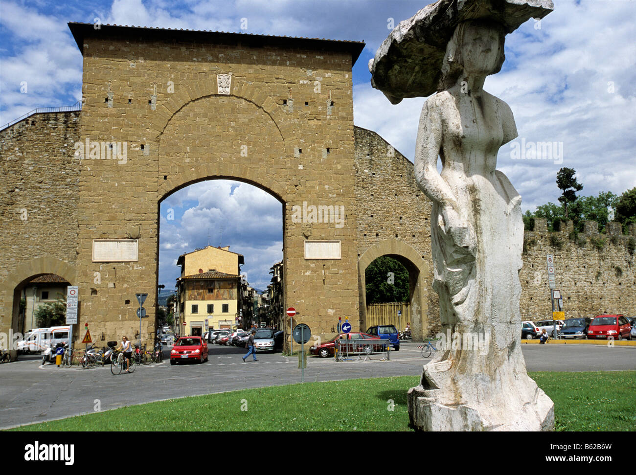 Statue en face de la Porta Romana, Florence, Florence, Toscane, Italie, Europe Banque D'Images