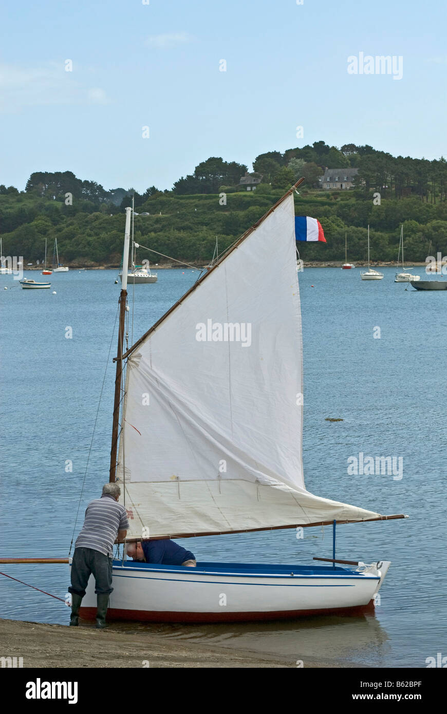 Deux hommes âgés la préparation d'un bateau à voile, Kernelehén, Bretagne, France, Europe Banque D'Images