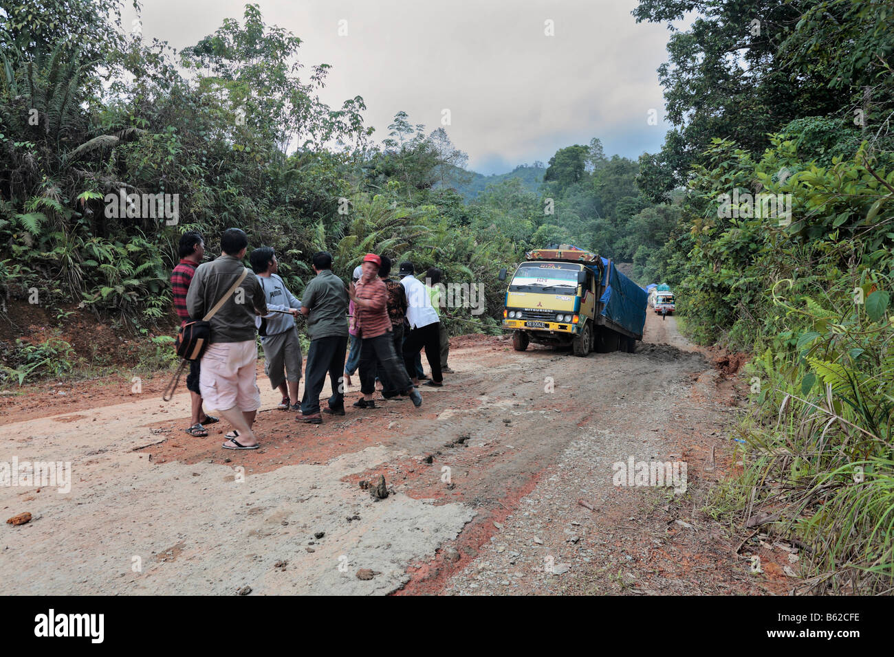 Les gens d'un véhicule bloqué, route de Sintang à Putussibau, l'ouest de Kalimantan, Bornéo, Indonésie, Asie Banque D'Images