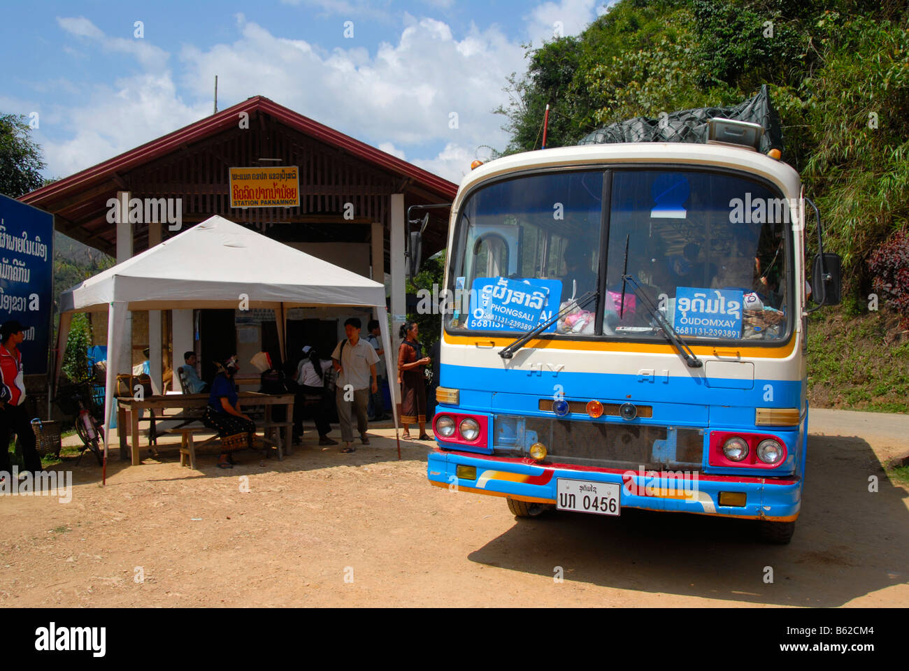Vieux bus Hyundai colorés au Pak Nam Noy arrêt de bus sur la route de Phongsali à Oudomxay, Laos, Asie du sud-est Banque D'Images