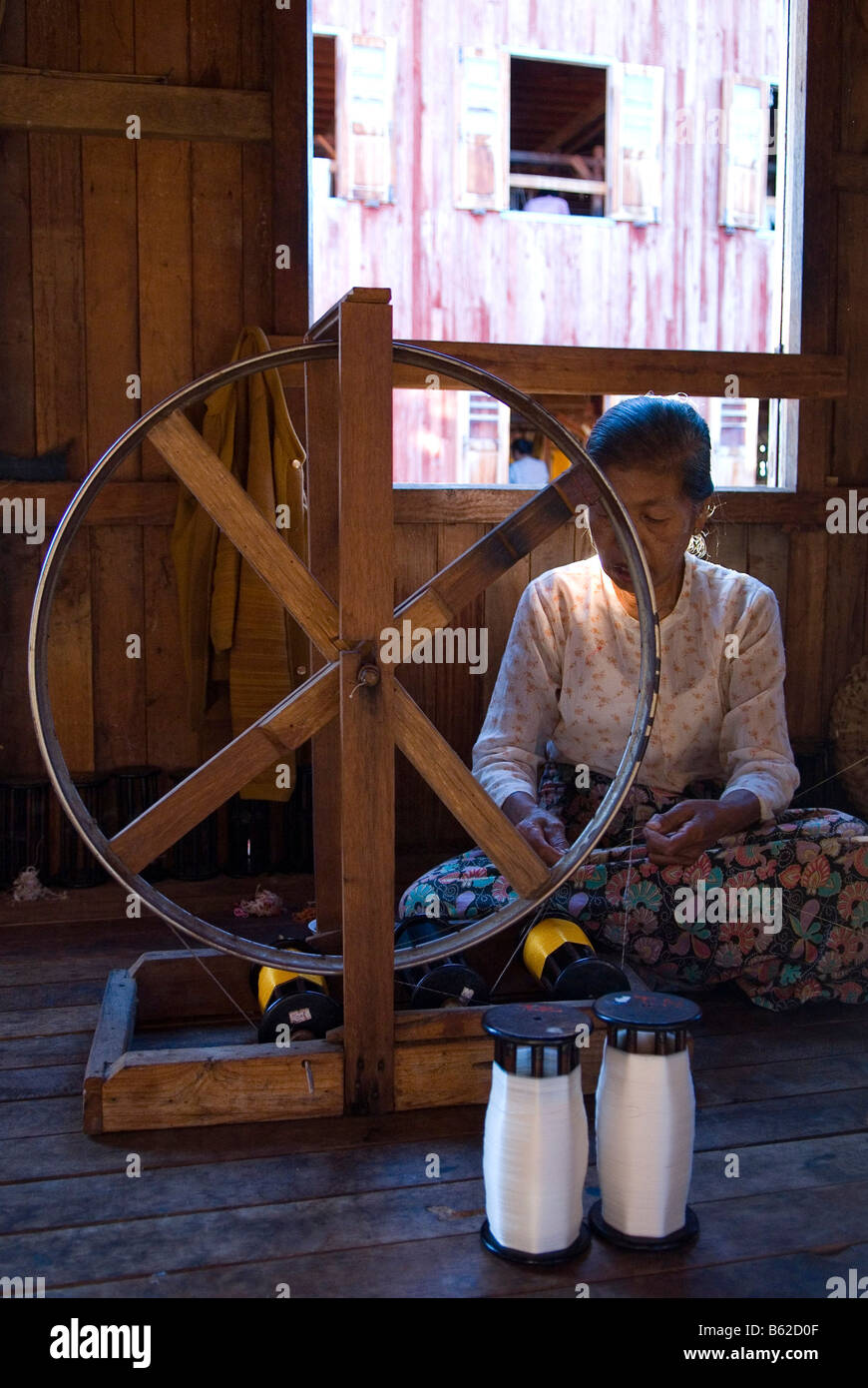 Ancienne filature de soie, femme birmane au Lac Inle, Myanmar, Birmanie, Asie du Sud Est Banque D'Images