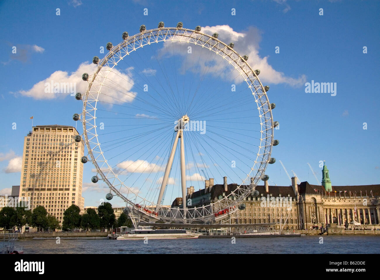 Le London Eye le long de la Tamise, dans la ville de London, England Banque D'Images