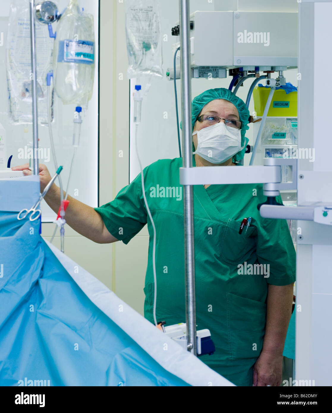 Infirmière en chirurgie monitorring les instruments lors de la neurochirurgie pour retirer une tumeur bénigne au cerveau, Reykjavik, Islande Banque D'Images