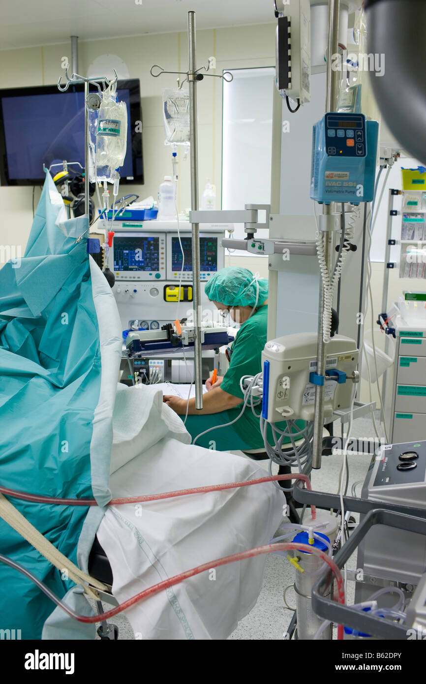 Infirmière en chirurgie patient suivi pendant la chirurgie pour enlever une tumeur bénigne au cerveau, Reykjavik, Islande Banque D'Images