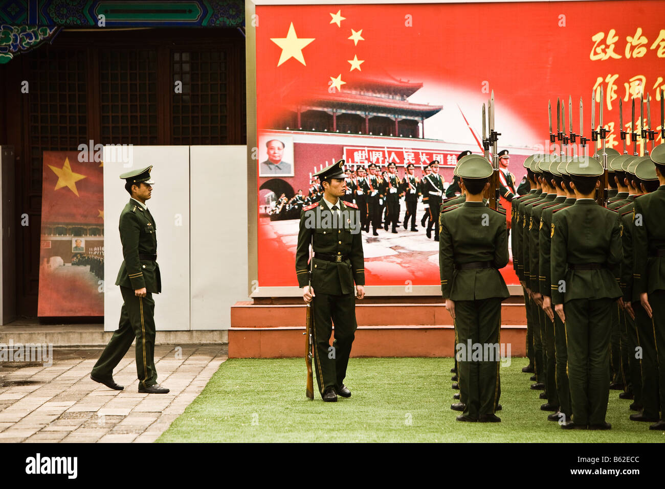 Leurs exercices pratiques des soldats près du palais impérial de la Cité Interdite à Beijing en Chine en avril 2008 Banque D'Images