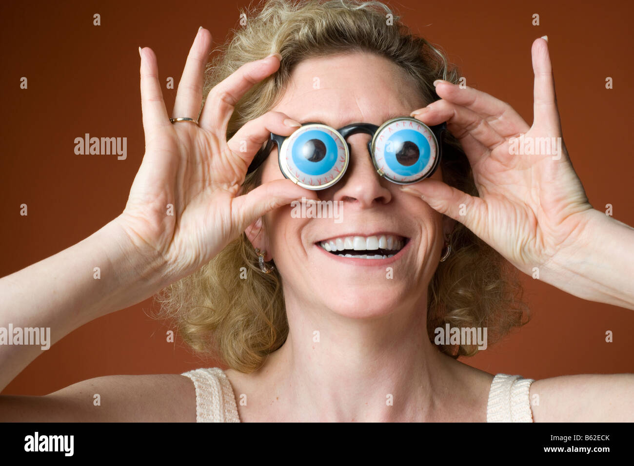 Portrait d'une femme portant des lunettes de clown et nouveauté Banque D'Images