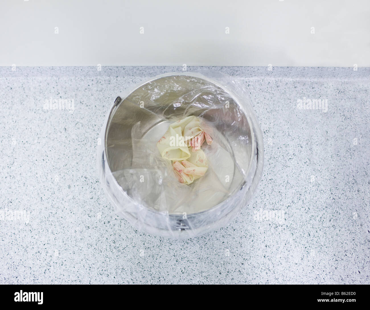 Gants de chirurgie sanglante dans la corbeille, Reykjavik Islande Banque D'Images