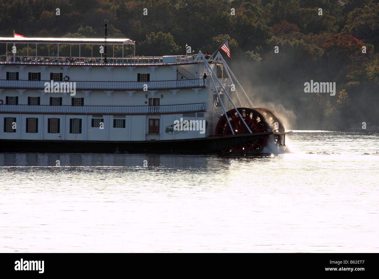 Le Showboat Branson Belle pagayer sur Table Rock Lake Branson Missouri dans la soirée Banque D'Images