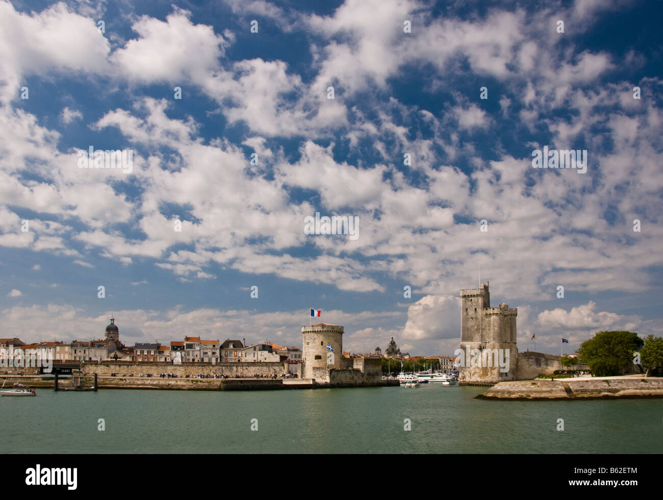 Les tours de la chaîne et Saint Nicolas à l'entrée de l'ancien port de La Rochelle Charente Maritime France Banque D'Images