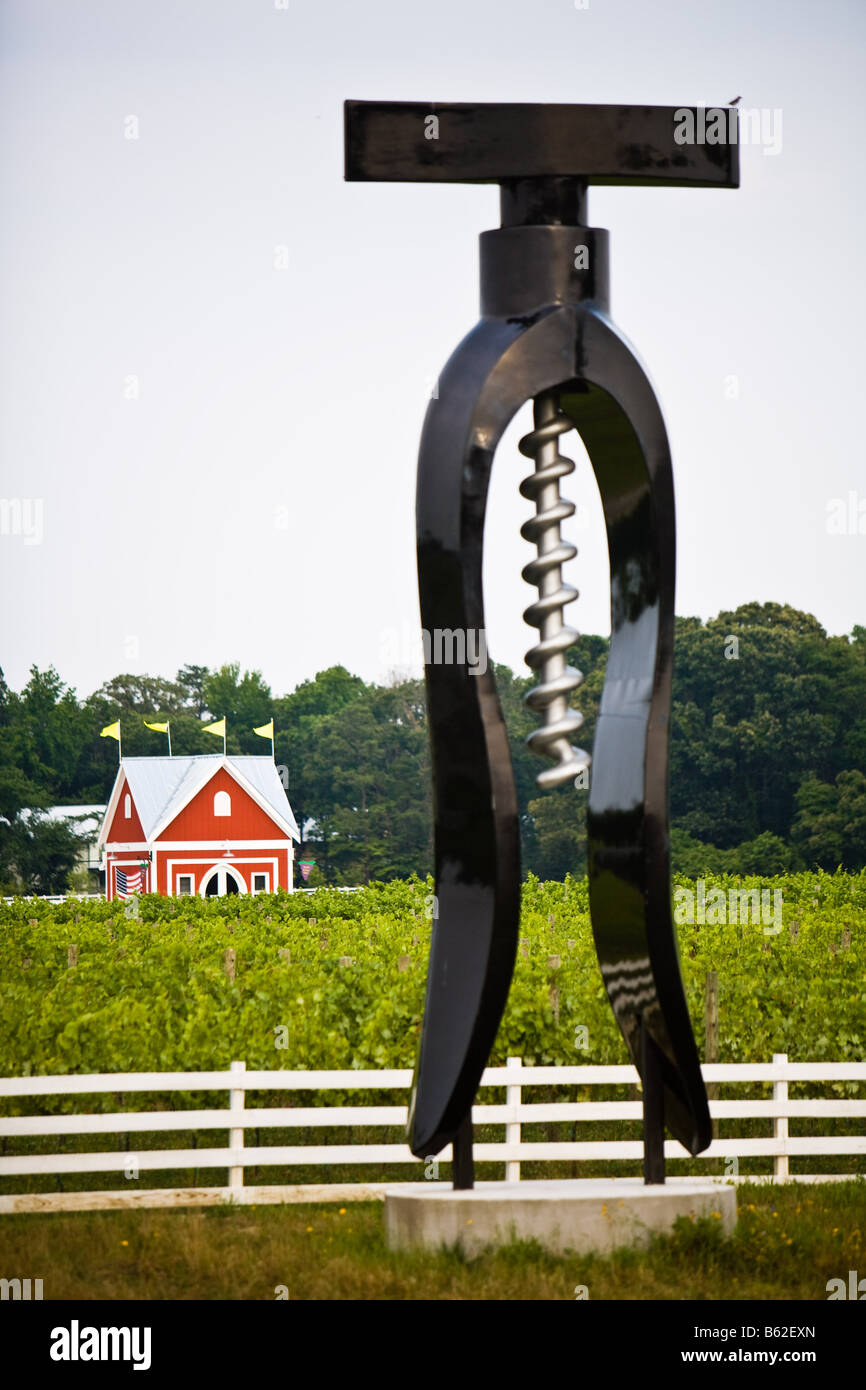 Un tire-bouchon géant blanc est au vignoble des clôtures à Irvington, va le mercredi 4 juillet 2007. Banque D'Images