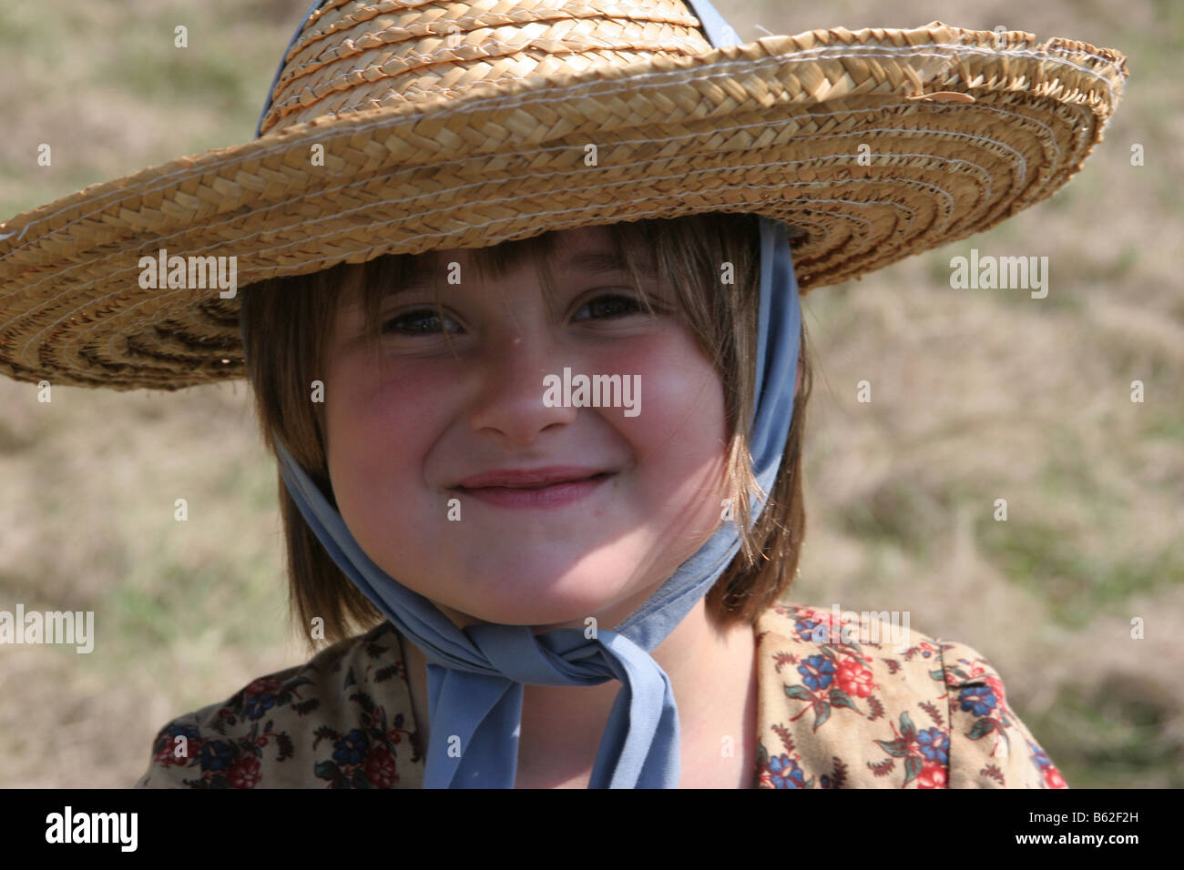 Une petite fille dans une prairie robe et chapeau de paille à une guerre civile à la bataille de reconstitution vieux Wade House Greenbush au Wisconsin Banque D'Images
