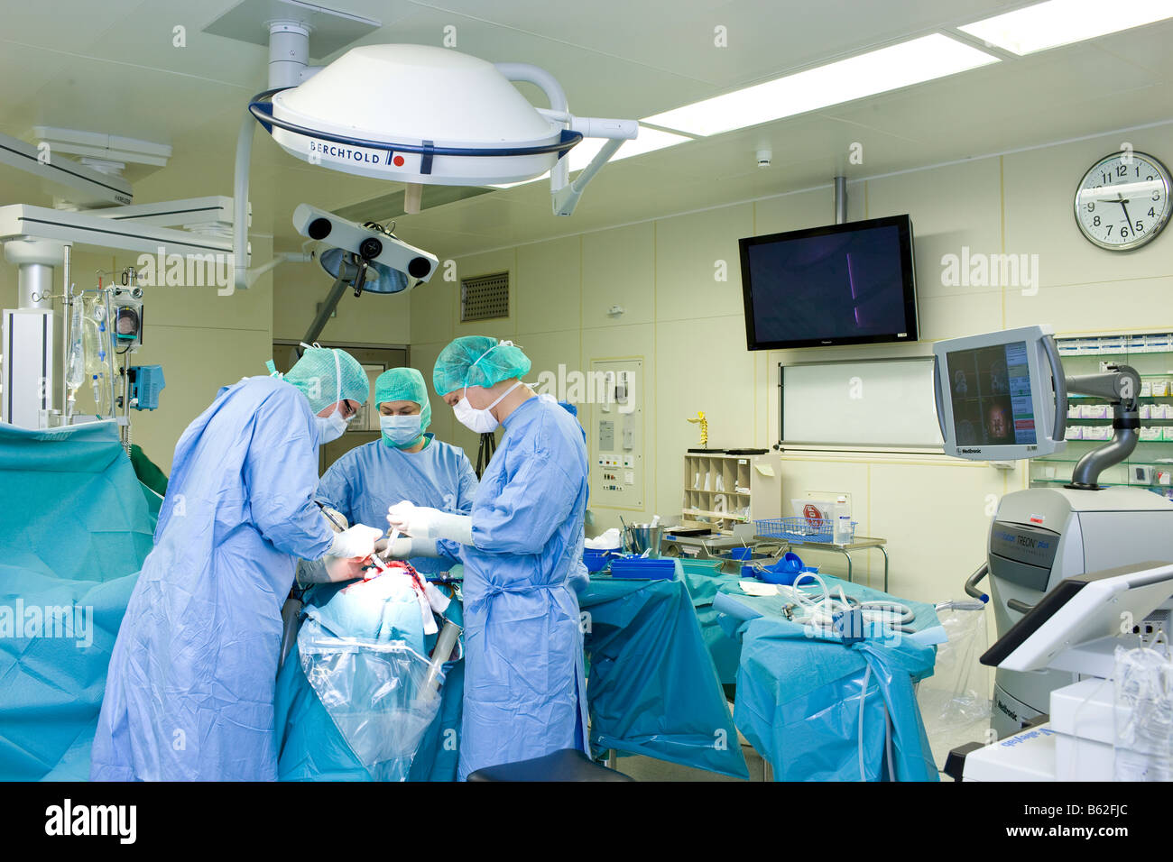 Les neurochirurgiens de retirer une tumeur bénigne au cerveau, Reykjavik, Islande Banque D'Images