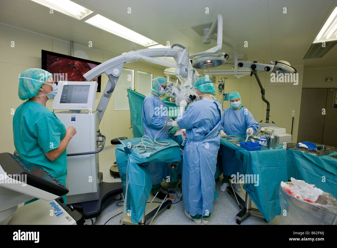 Les neurochirurgiens de retirer une tumeur bénigne au cerveau, Reykjavik, Islande Banque D'Images