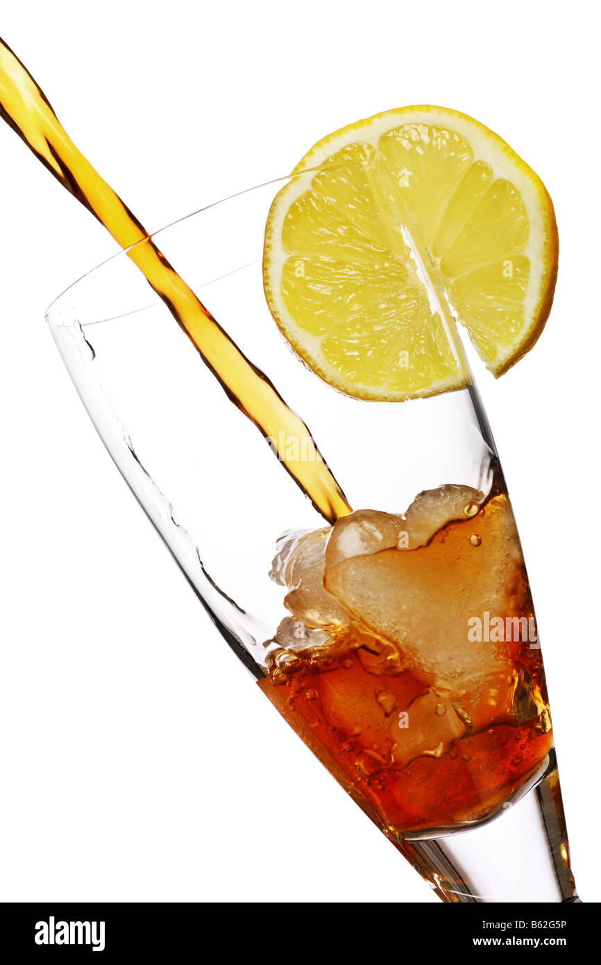Verre de soda frais avec du citron comme garniture Banque D'Images
