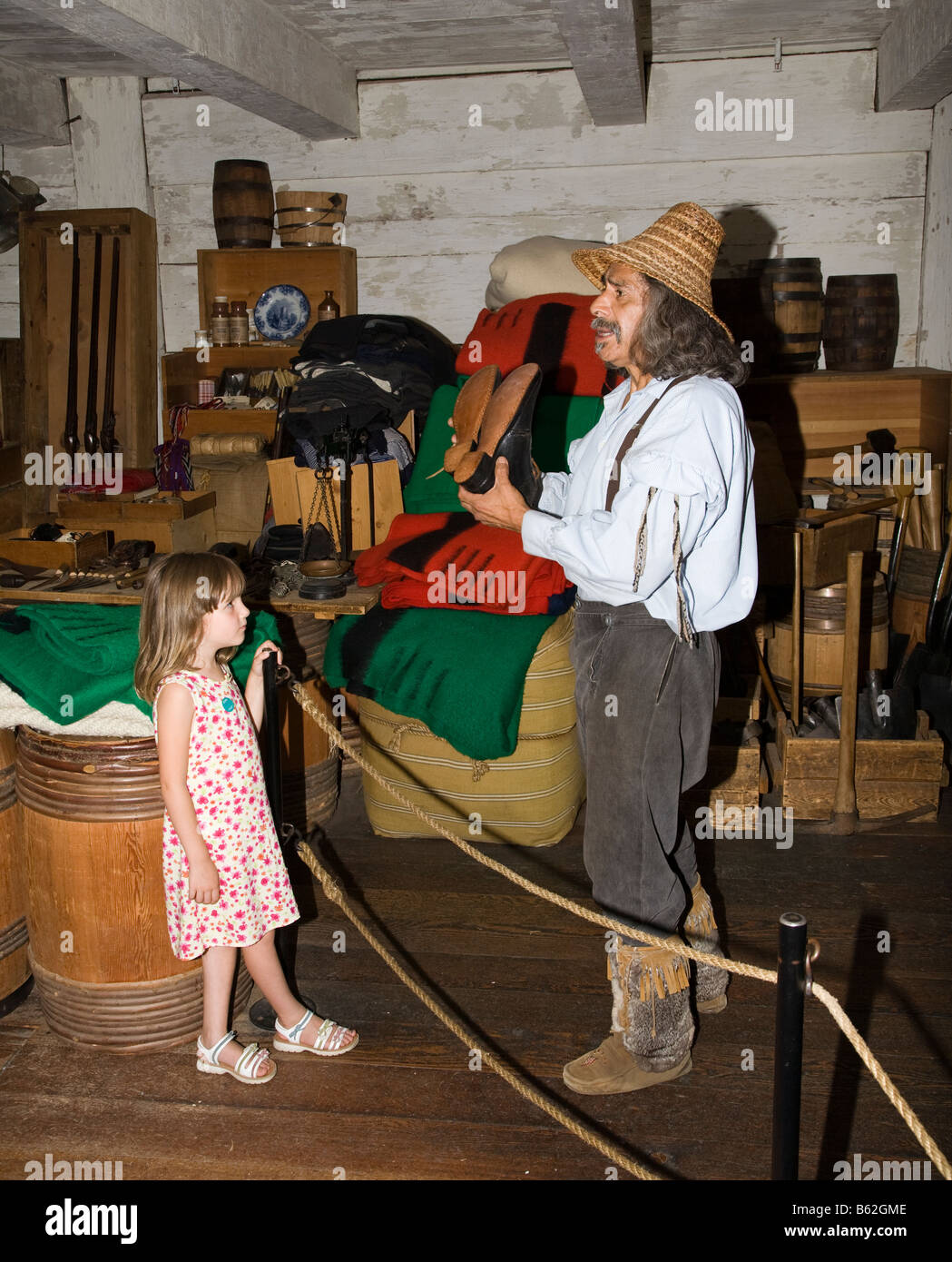 Girl watching tour guide expliquer la fabrication de chaussures dans la baie d'Hudson, Fort Langley, Canada Banque D'Images