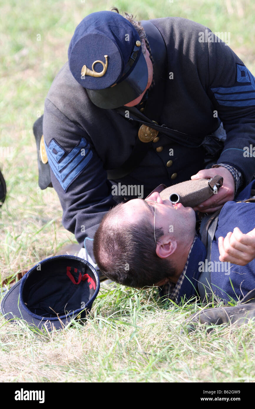 Un soldat de l'Union en donnant l'eau à un autre soldat blessé au combat dans la guerre civile à la reconstitution Wade House Greenbush Banque D'Images