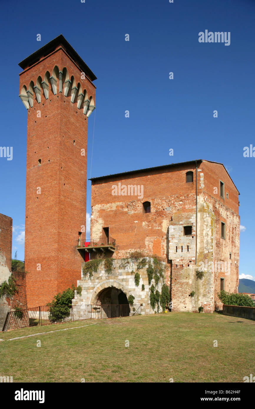 Torrre Guelfa et la Fortezza Vecchia, Pise, Italie. Banque D'Images