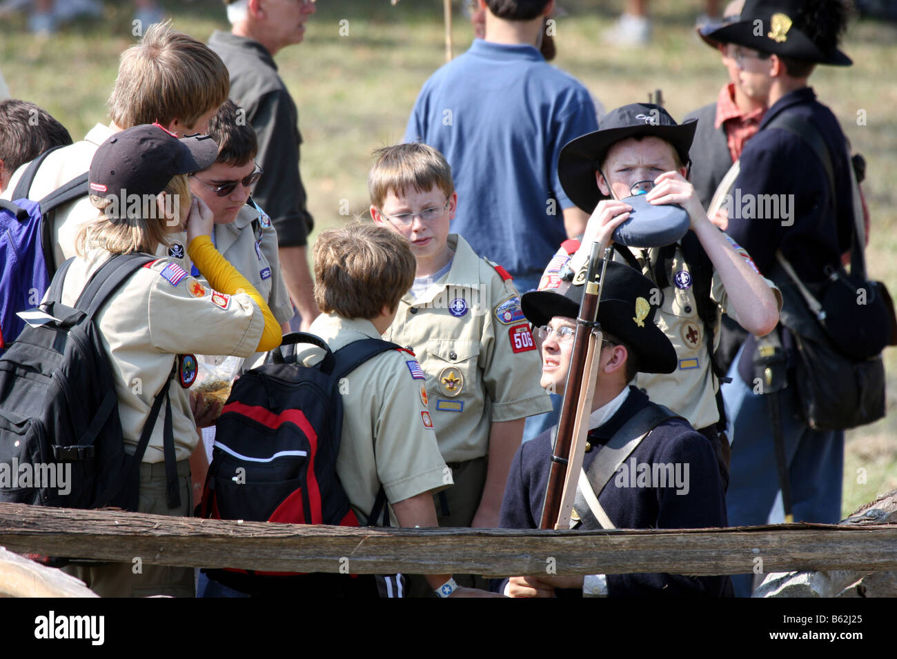 Bénéficiant d Boyscouts parlant à un soldat de l'Union reenactor reconstitution au cours d'une guerre civile au vieux Wade House Greenbush au Wisconsin Banque D'Images