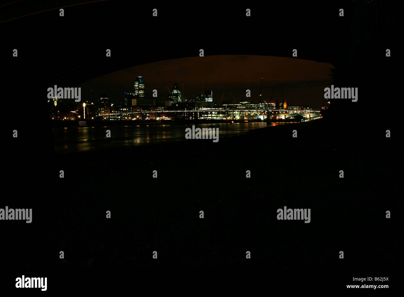 Vue sur la Tamise à Southwark Bridge Millennium Bridge et de Blackfriars sous pont de chemin de fer, Londres Banque D'Images
