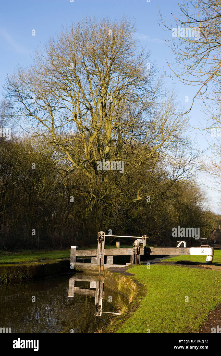 Une porte d'écluse sur le Canal de la forêt de pointe à Marple dans Cheshire Banque D'Images