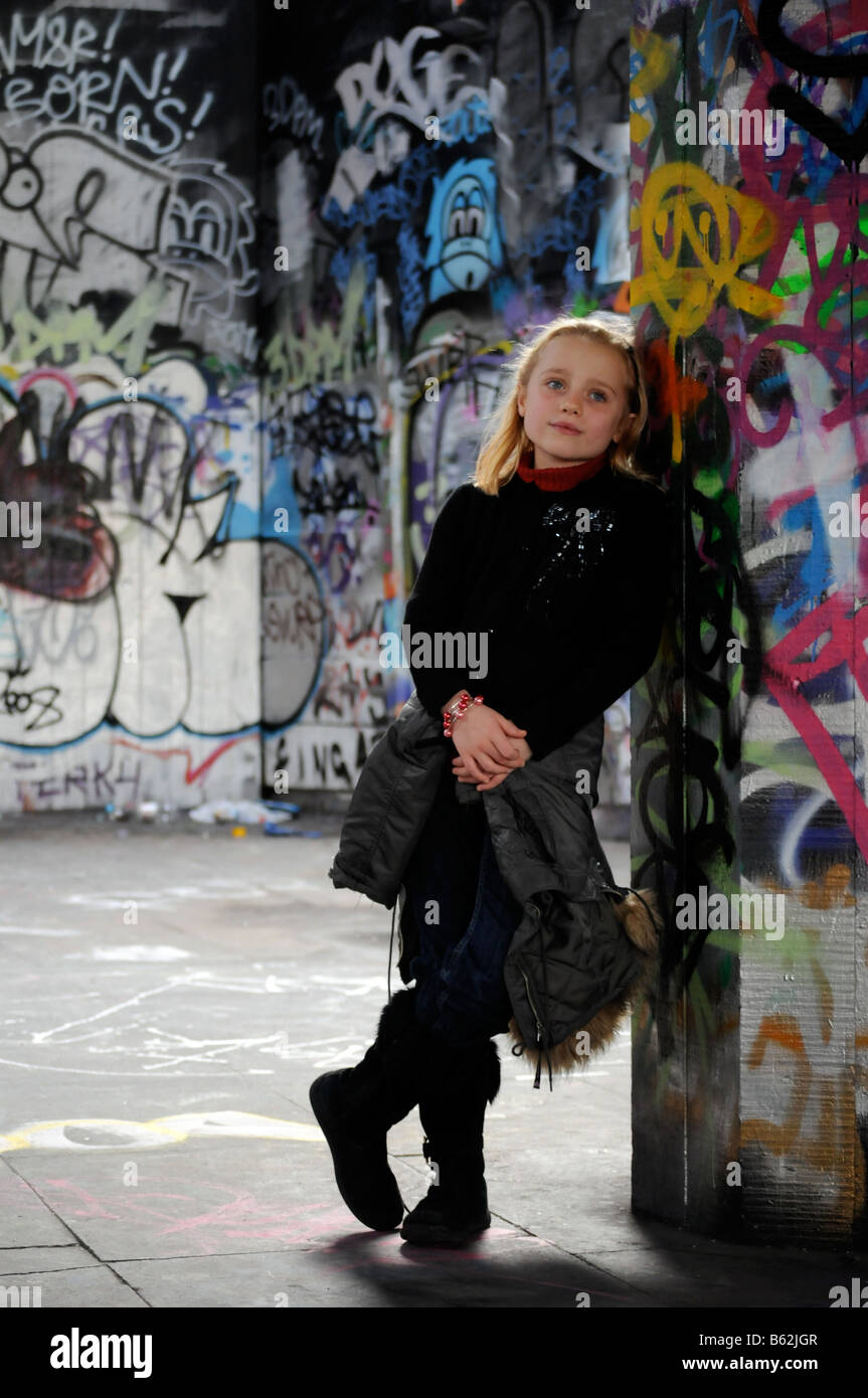 Image libre photo de jeune fille posant pour photographier à côté d'un graffiti sur mur dans London UK Banque D'Images