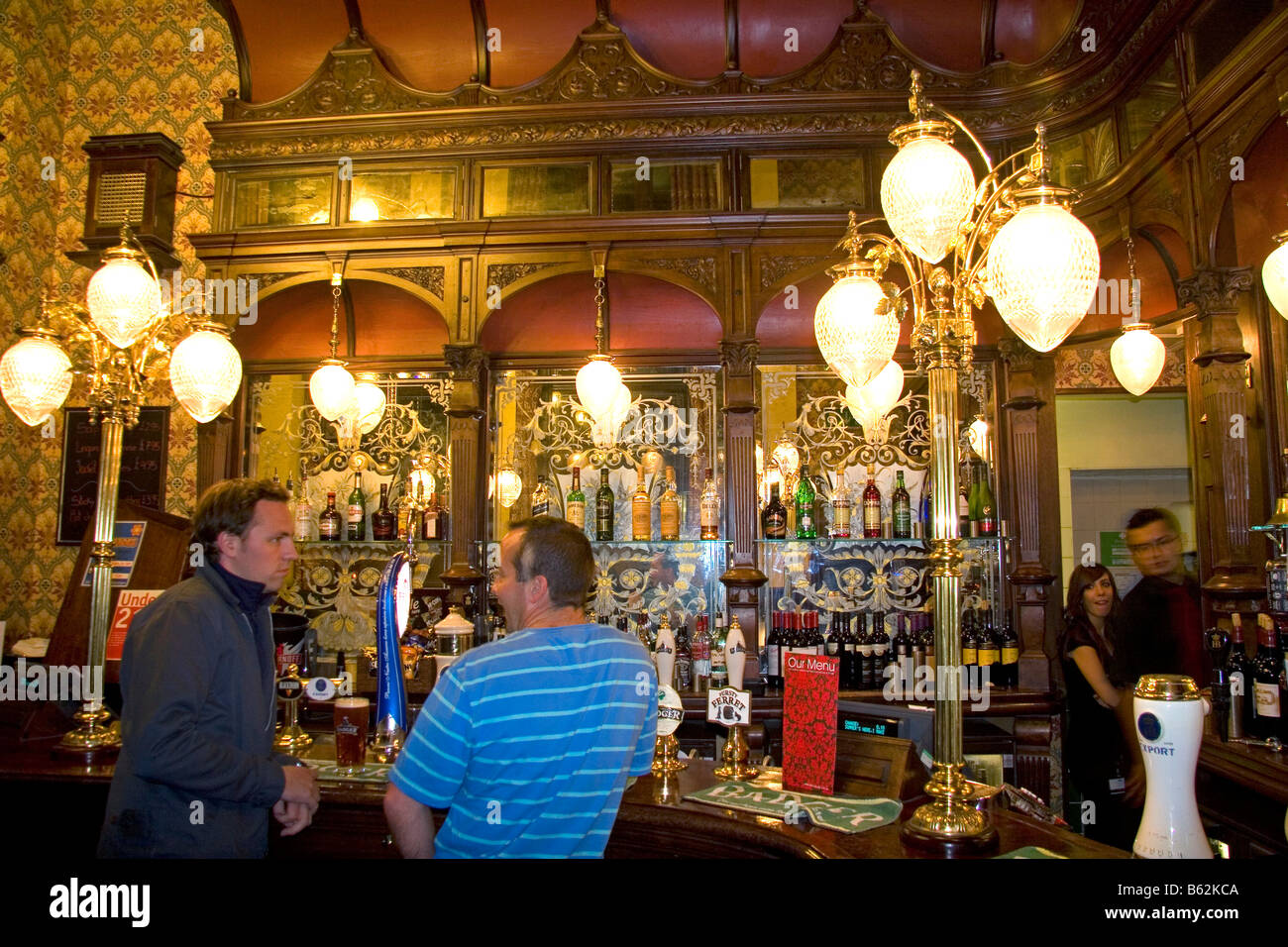 Intérieur de St Stephen's Tavern, dans la ville de London, England Banque D'Images