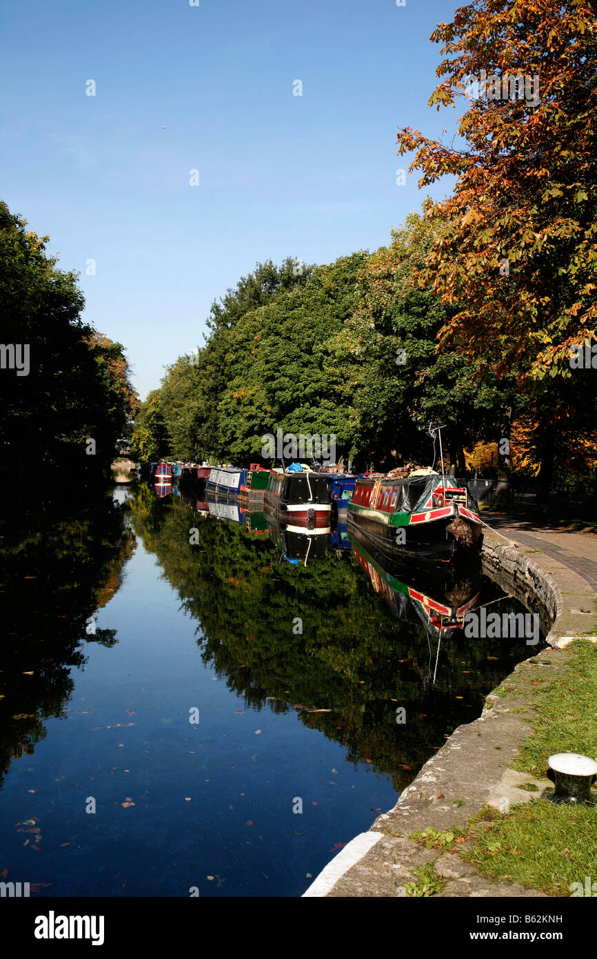 Regents Canal à côté du parc Victoria, à Bethnal Green, Londres Banque D'Images