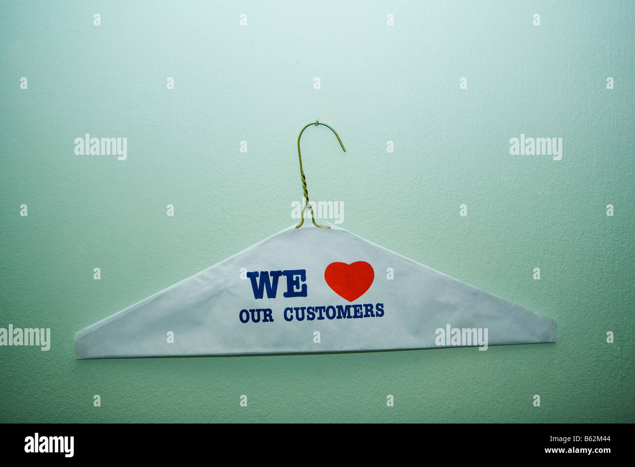 Close-up de texte que nous aimons notre client peint sur un chiffon sur un cintre, New York City, New York State, USA Banque D'Images